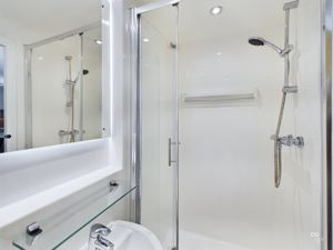 shower room - click for photo gallery